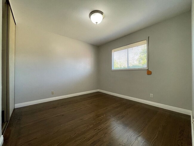 Building Photo - Nice and clean three bedrooms and two bath...