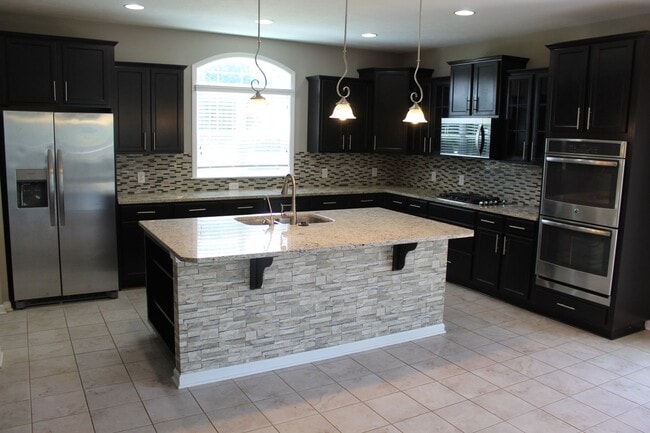 Building Photo - Absolutely Gorgeous 5 BR Estate Home in Br...