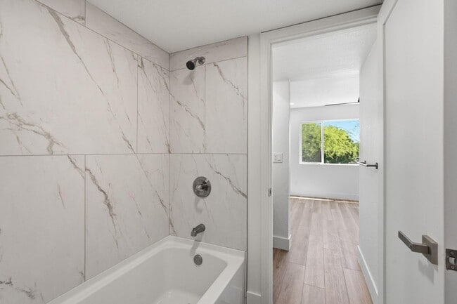 Building Photo - 122 S Hardy Dr