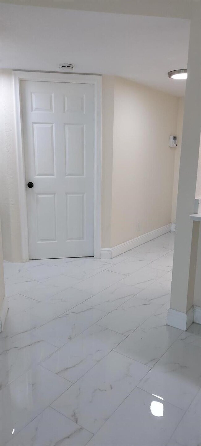 Building Photo - 1010 Lake Shore Dr