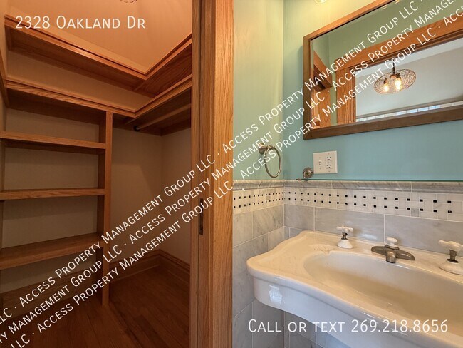 Building Photo - 2328 Oakland Dr