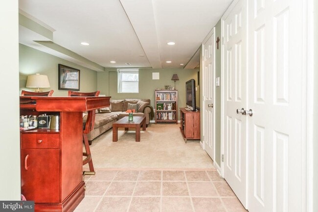 Building Photo - 629 S Henry St