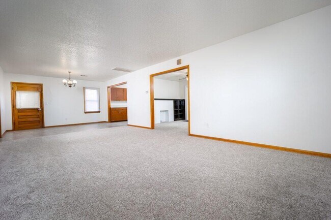 Building Photo - 1020 E Hurd St