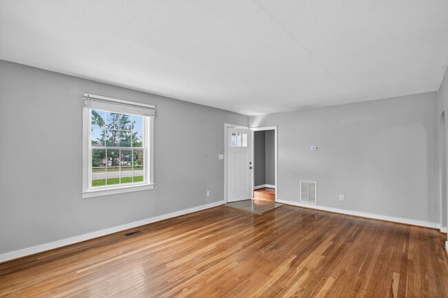 Building Photo - 4 Bedroom Rental