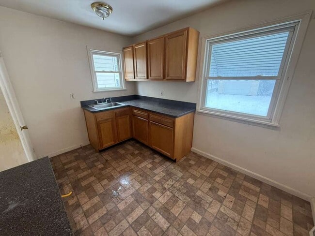 Building Photo - 3-BED, 1 BATH BEAUTIFUL SINGLE- FAMILY HOME IN MAPLE HEIGHTS!