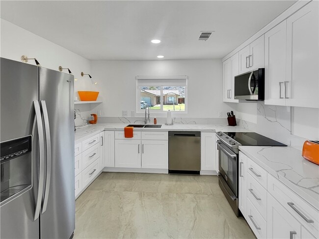 Building Photo - 54905 Avenida Diaz