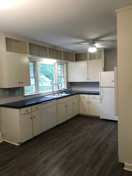 Kitchen - 711 7th Ave