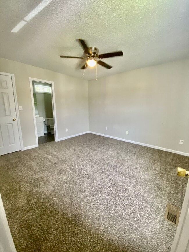 Building Photo - Adorable Town Home The Stables at Horse Cr...
