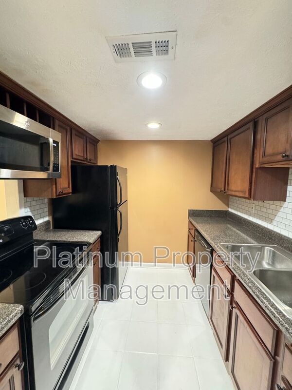 Building Photo - 3135 Reeves St