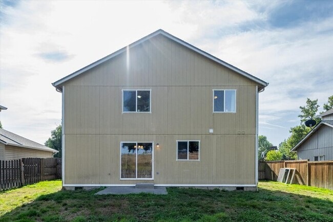 Building Photo - THREE BEDROOM PLUS BONUS OR FOURTH BEDROOM