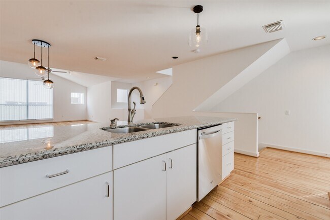 Building Photo - 1637 Tuam St
