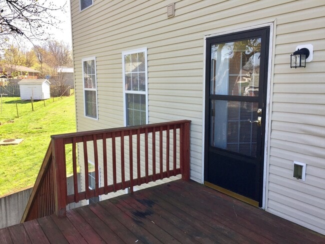 Building Photo - Beautiful Home in Quiet Cul-De-Sac Shelbyville! Basement!