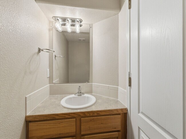 Building Photo - Recently Refreshed 3 Bed, 2.5 Bath Duplex with Fenced Yard — Available Now in Evans, CO!