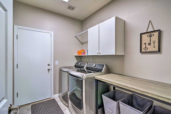 Building Photo - 8790 W Hayward Ave