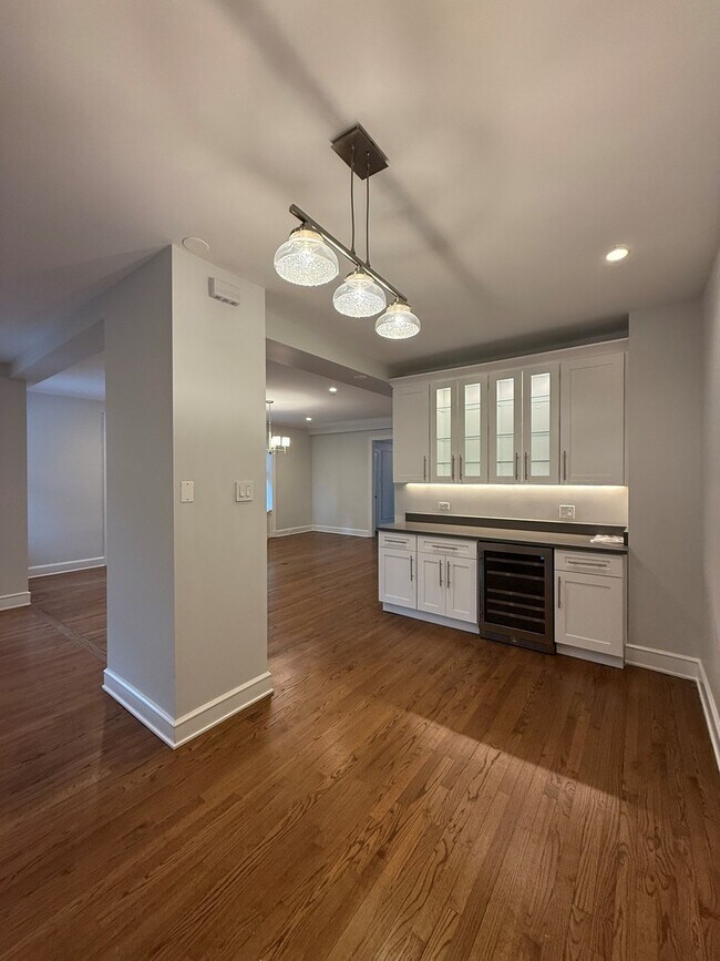 Building Photo - 3240 N Lake Shore Dr