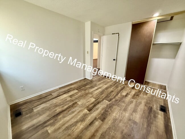 Building Photo - Spacious 5-Bedroom Townhome