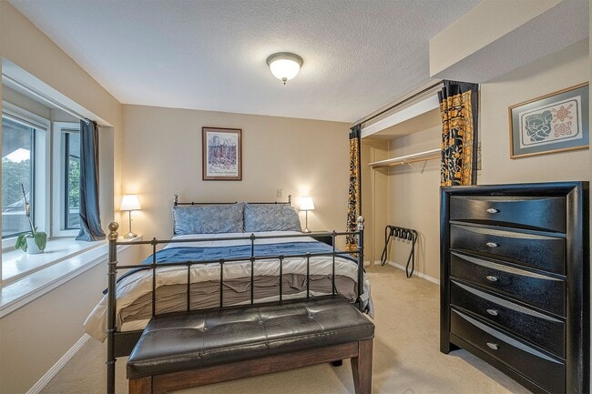Building Photo - Studio style one bedroom in SW with all Ut...