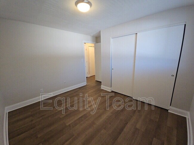 Building Photo - 204 N 10th St