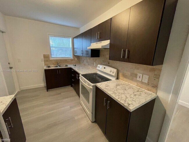 Building Photo - 3 br, 1 bath House - 351 NE 77th St