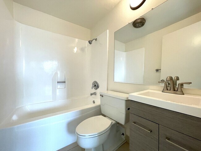 Building Photo - AVAILABLE NOW!  Lovely 1 Bed 1 Bath Apartm...
