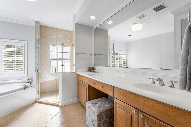 Building Photo - 5580 NE Trieste Way
