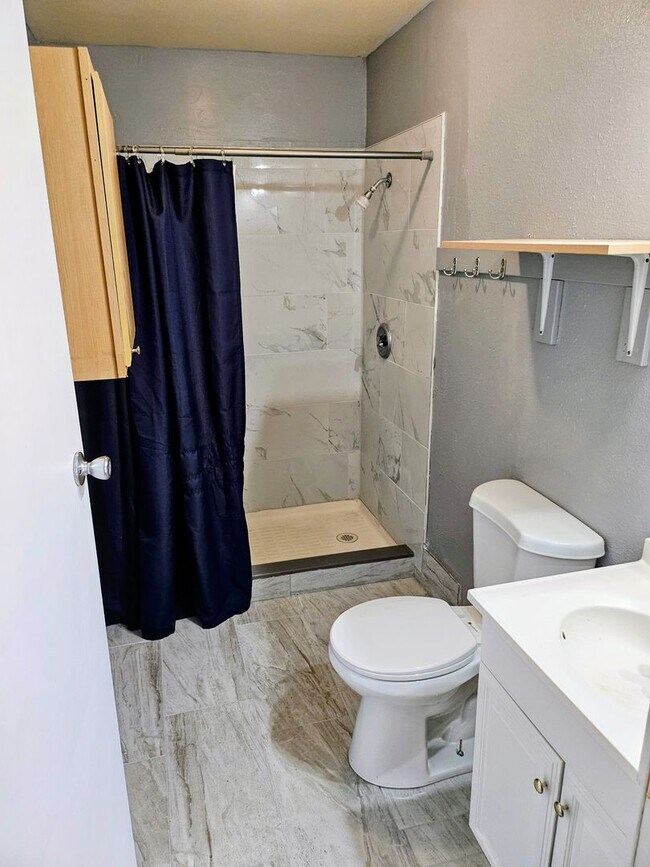 Building Photo - ALL PROSPECTIVE TENANTS MUST SUBMIT A $58 NON-REFUNDABLE APPLICATION FEE PER APPLICANT ONLINE AND...