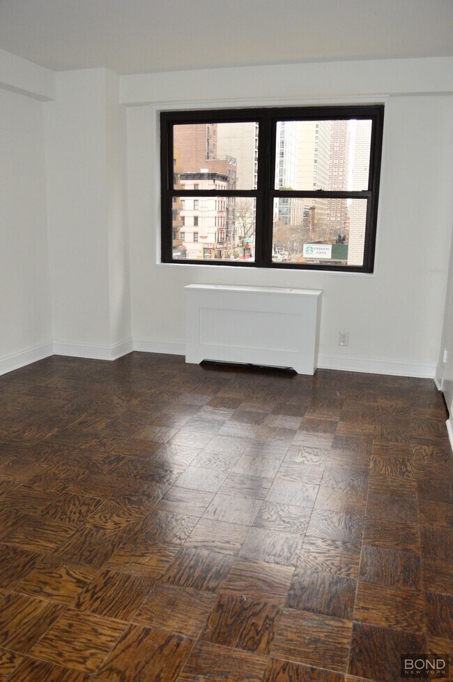 Building Photo - 400 E 89th St