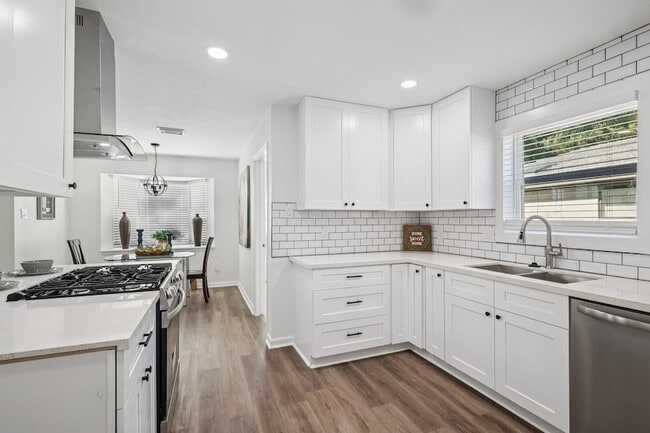 Building Photo - 15322 Torry Pines Rd