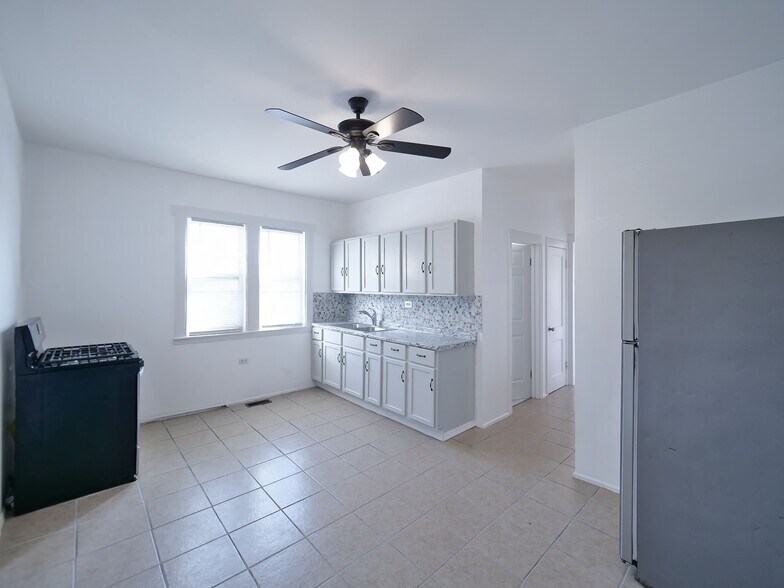 Building Photo - 5004 W Armitage Ave