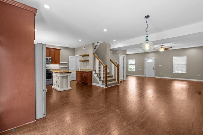 Building Photo - Beachside Living Just in Time for Summer!