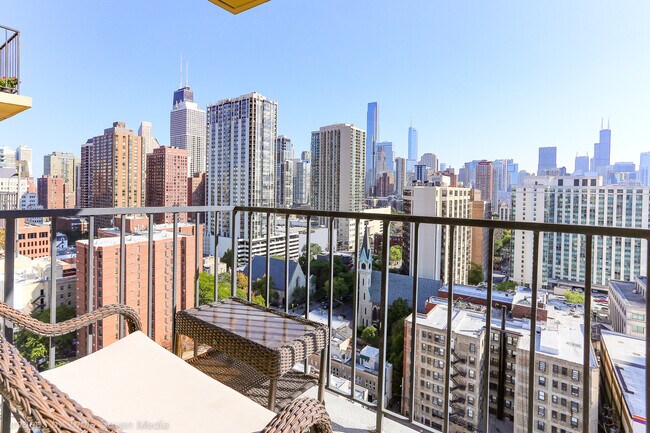 Building Photo - 1212 N La Salle Dr