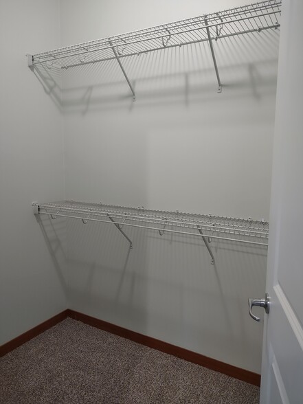 Walking closet - 25818 Arklow Pl NE