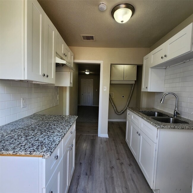 Building Photo - 13429 Bandera St