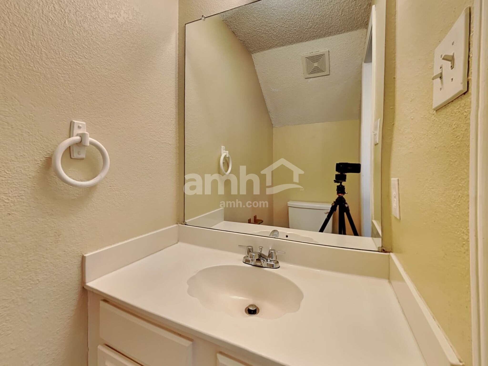 Building Photo - 2101 Flamingo Dr