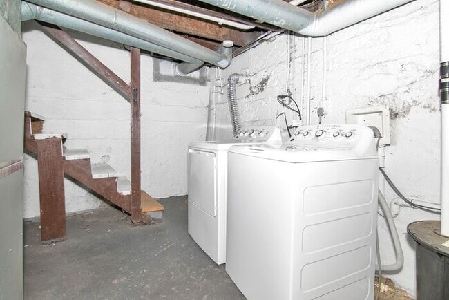 Building Photo - Classic Remodeled Townhome in Windsor Park