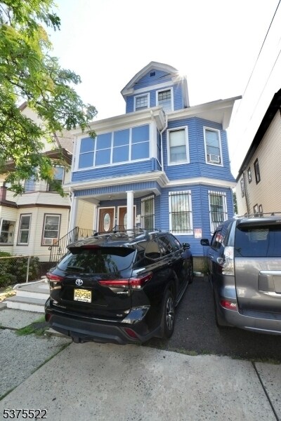 Building Photo - 807 Parker St