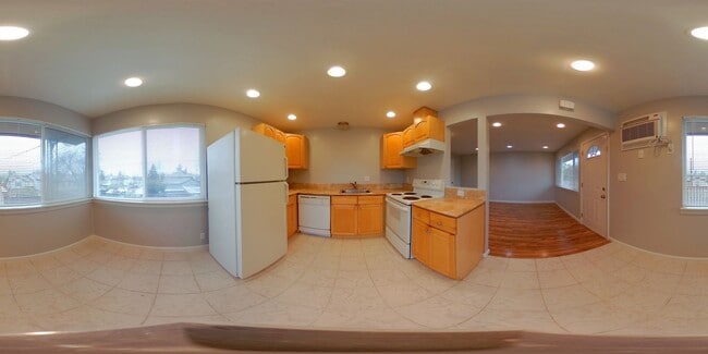 Building Photo - Upstairs 2 Bedroom/1 Bath Apartment with Garage in Charming and Well Maintained Four-Plex