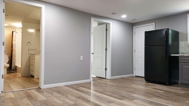 Building Photo - Very Nice 3BR/1BA Single Family Home on Quiet Street