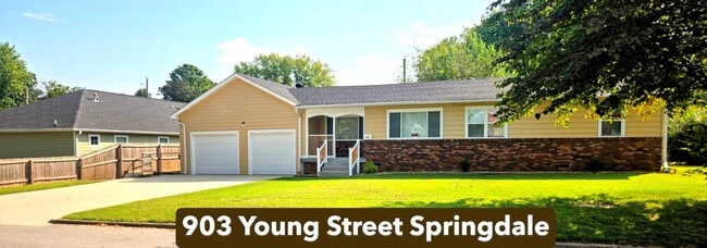 Building Photo - 903 Young St