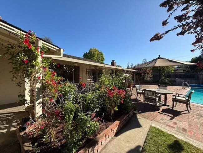 Building Photo - Beautiful 4 bedrooms 2.5 bath home