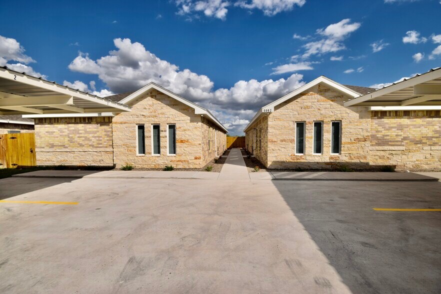 Building Photo - 5000 N Hiawatha Dr