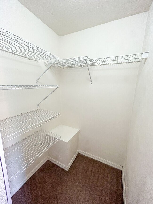 Building Photo - Victoria Station #134