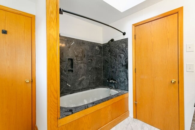 Building Photo - 2bd 2ba luxury duplex