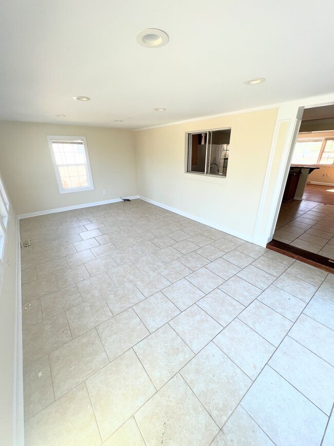 Building Photo - Charming 3 bedroom house