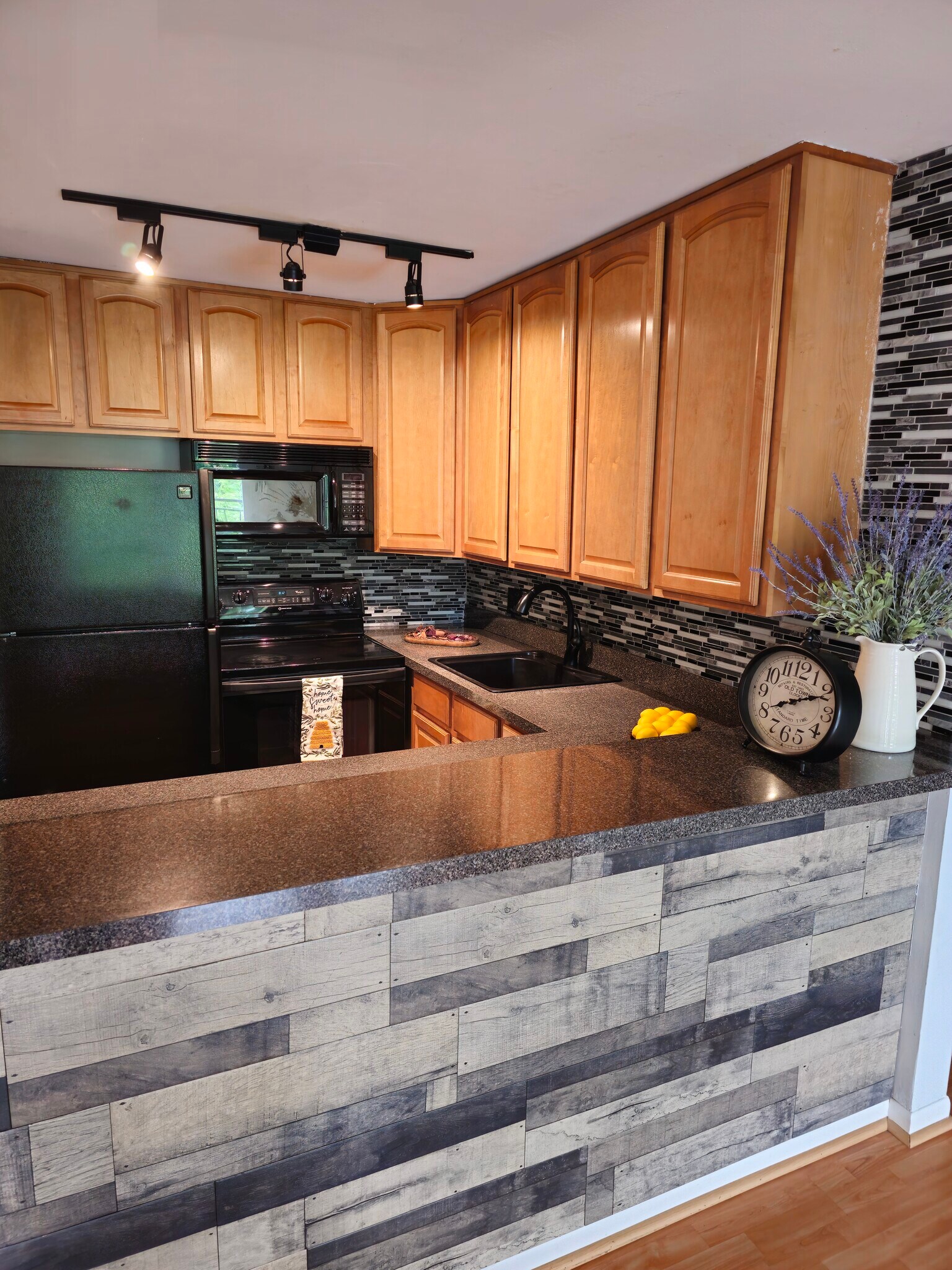 Building Photo - 5820 Oakwood Dr