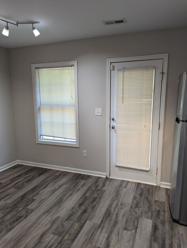 Building Photo - Nice Two Bedroom Duplex In A Great Location!