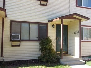 Building Photo - Centrally Located, 2 Bedroom Townhouse w/G...