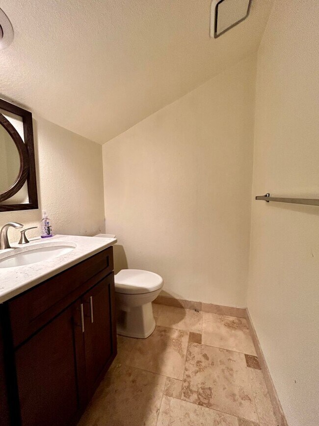 Building Photo - Spacious 2Bd/2.5Ba Luxury Loft-Style Condo...