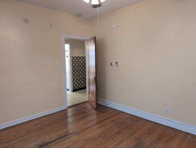 Building Photo - 5622 N Mango Ave
