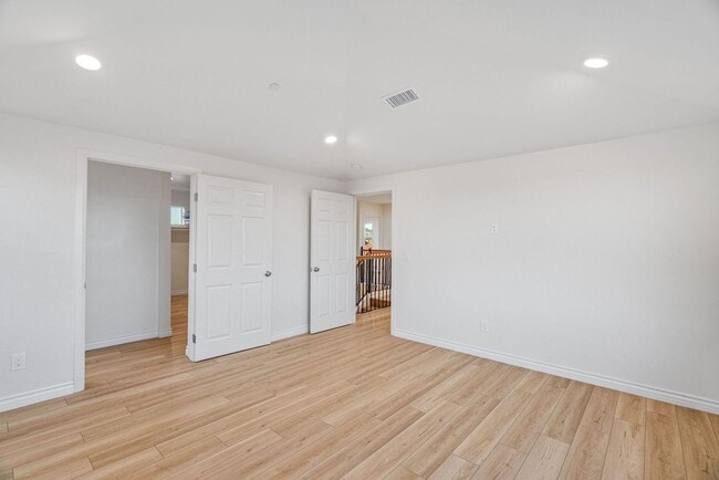 Building Photo - 4 Bedroom house with view